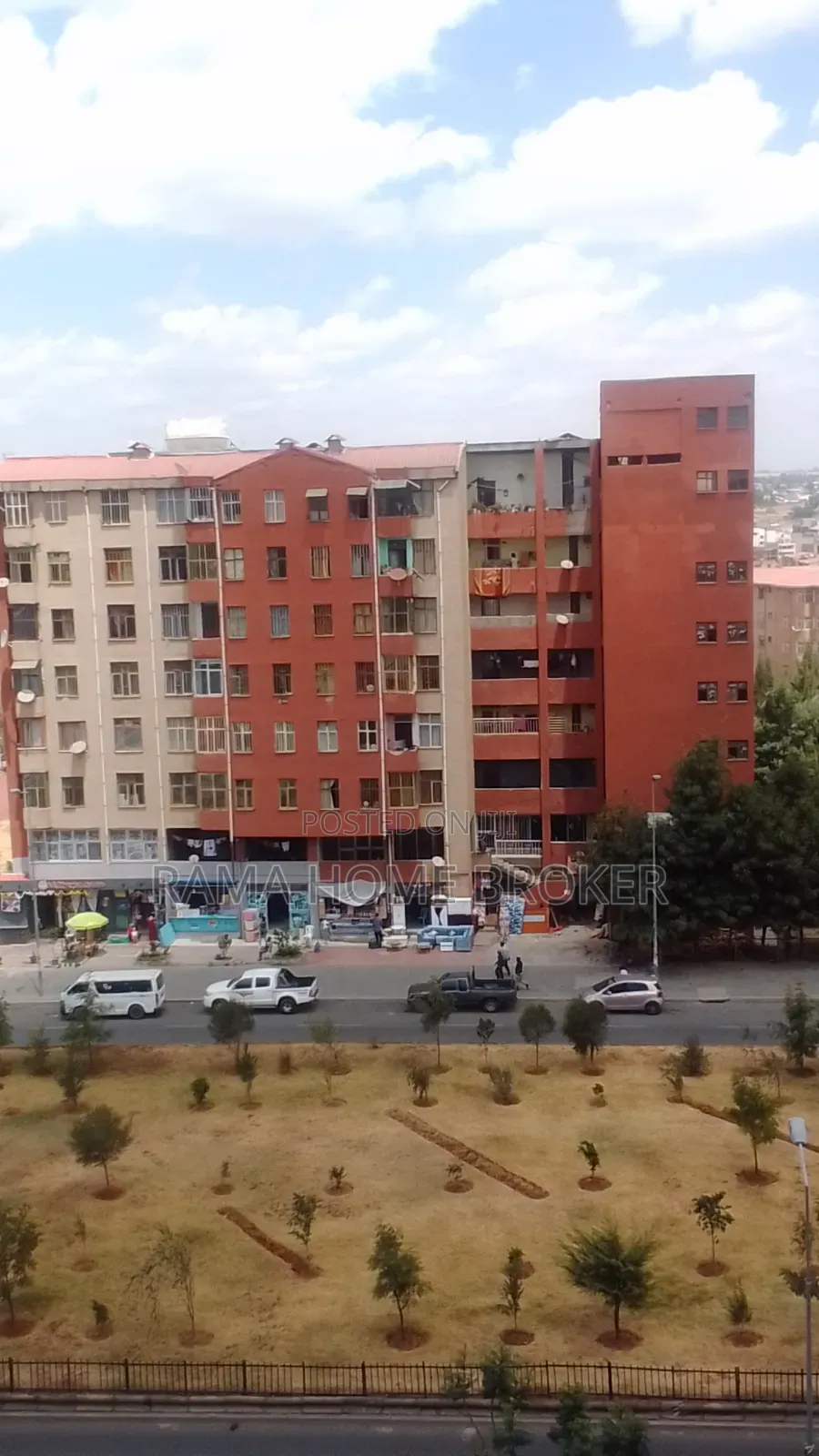 ወርሀዊ ከ 70 ሺ በላይ ገቢ ያለው የንግድ ሱቅ ግራውንድ ላይ አስፓልት ዳር 76 ካሬ