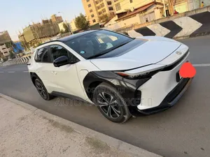 Toyota bZ4X 71.4 kWh AWD 2023 White