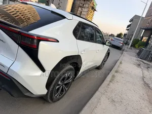 Toyota bZ4X 71.4 kWh AWD 2023 White