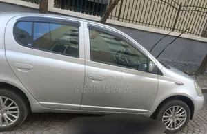 Toyota Vitz 2001 Silver