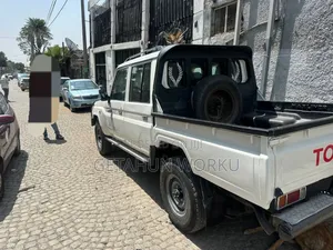 Toyota Land Cruiser 2017 White