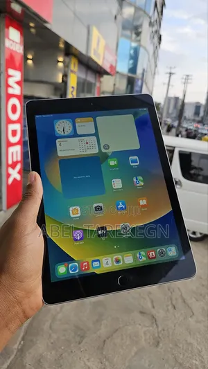 Apple iPad 9.7 128 GB Gray