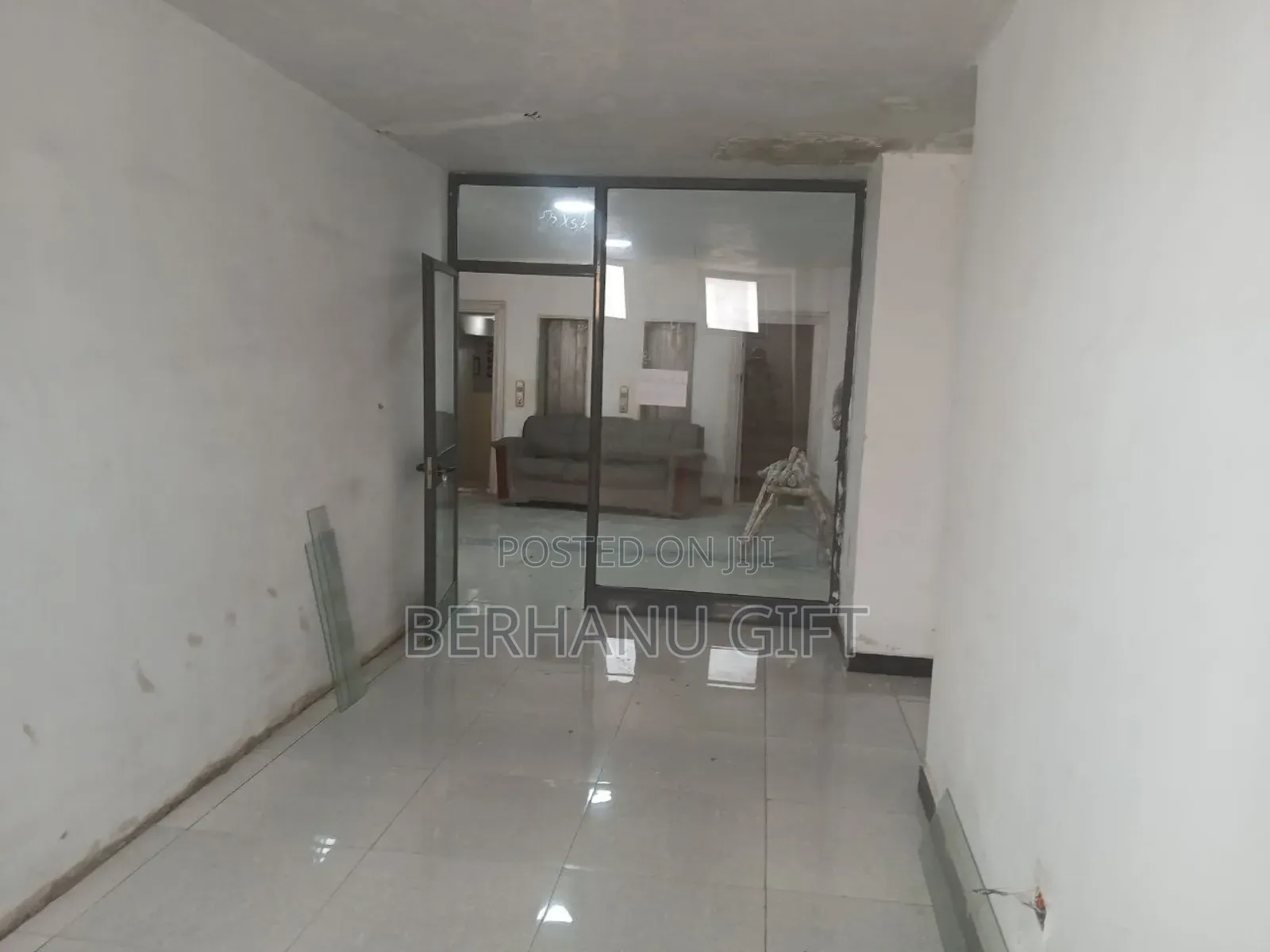 ሱቅ ኪራይ መገናኛ 25 ካሬ 1ኛ ፍሎር ለ ሱቅ እና ቢሮ 20,000 ብር