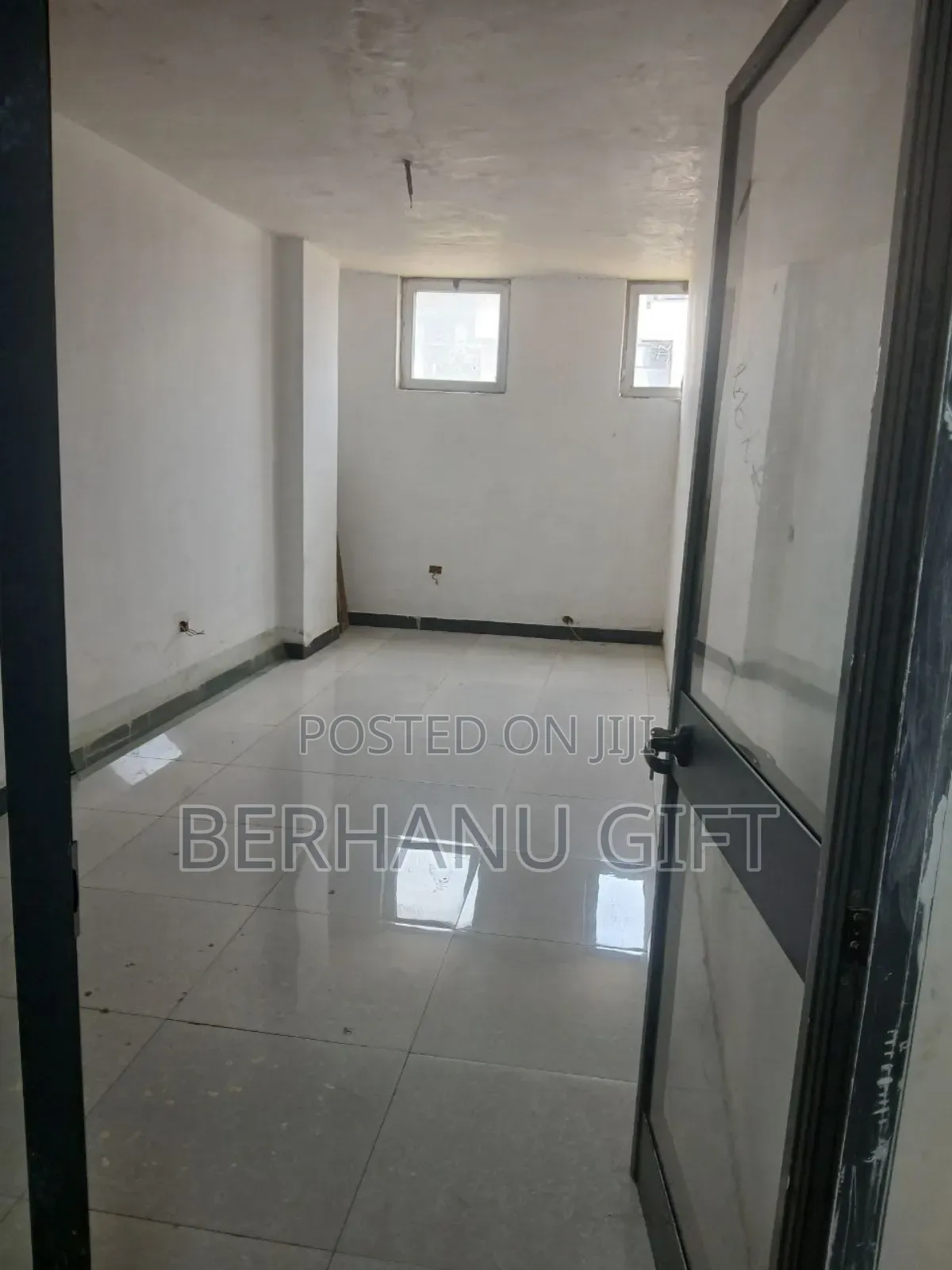 ሱቅ ኪራይ መገናኛ 25 ካሬ 1ኛ ፍሎር ለ ሱቅ እና ቢሮ 20,000 ብር