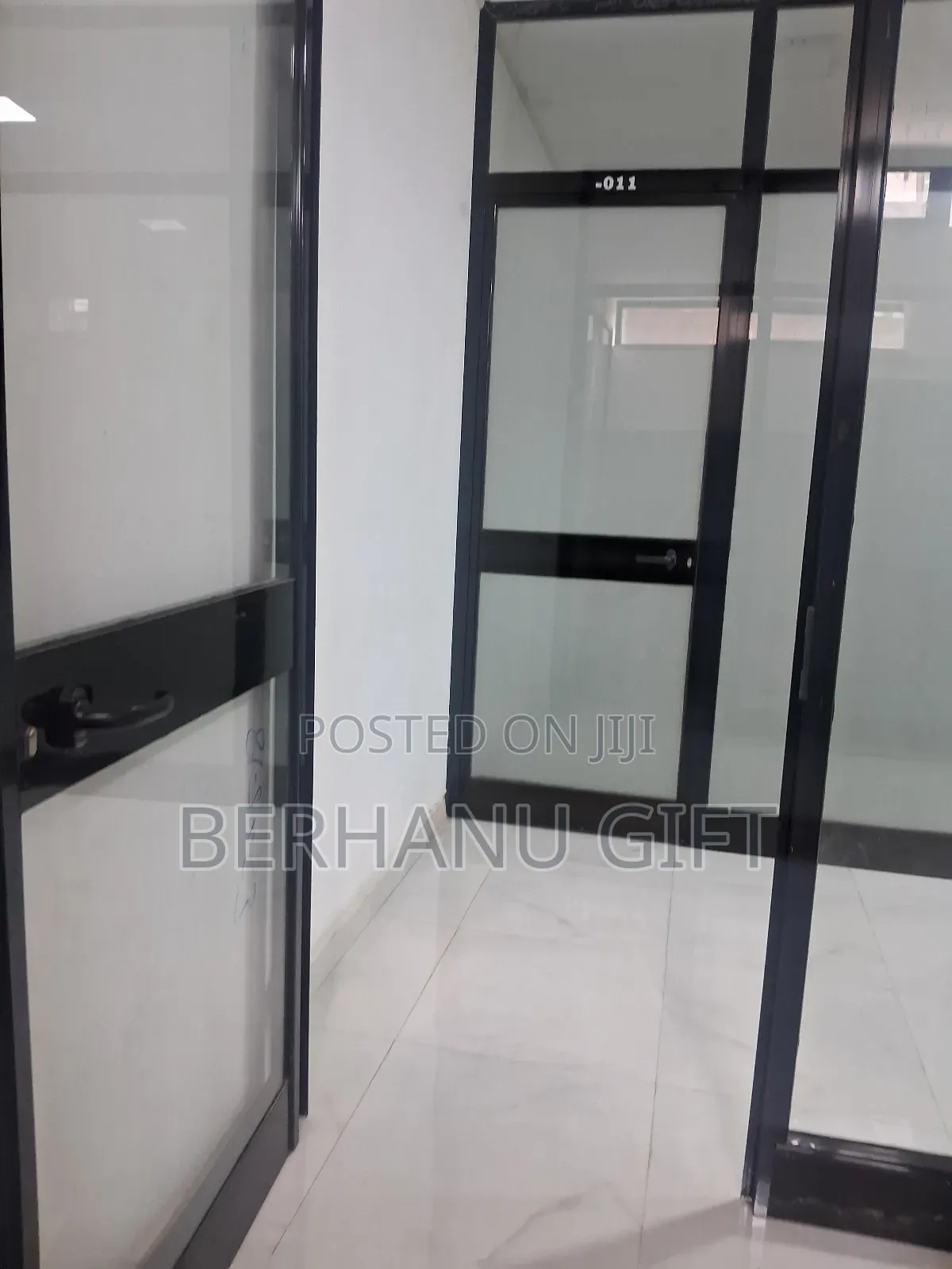 ሱቅ ኪራይ መገናኛ 25 ካሬ 1ኛ ፍሎር ለ ሱቅ እና ቢሮ 20,000 ብር