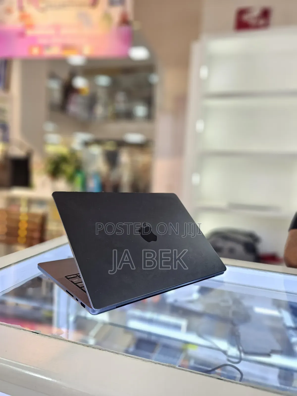 New Apple MacBook Pro 2023 M3 14-inch 18GB Apple M3 Pro SSD 512GB