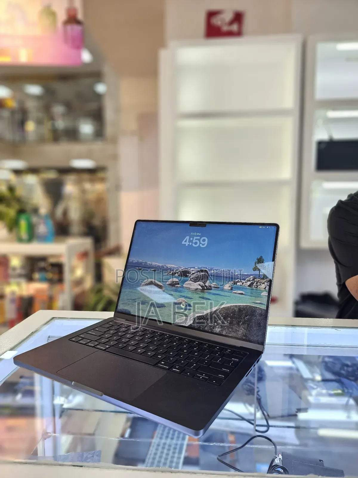 New Apple MacBook Pro 2023 M3 14-inch 18GB Apple M3 Pro SSD 512GB