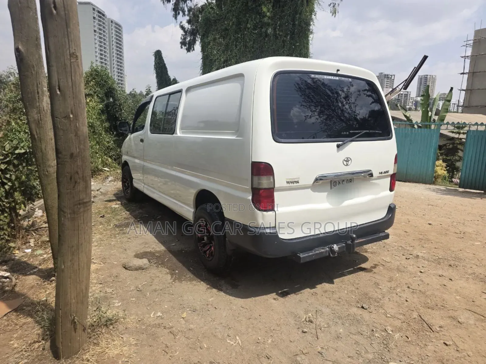 Toyota HiAce 2011 Yellow