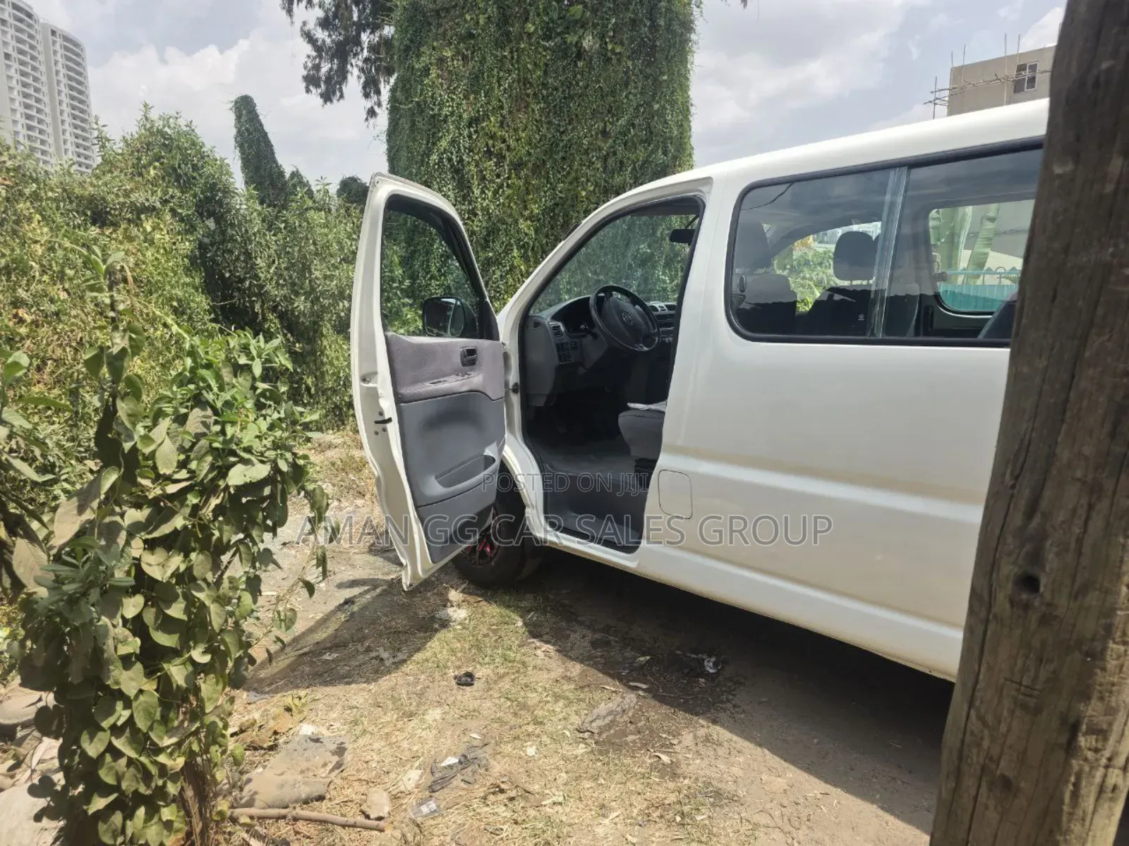 Toyota HiAce 2011 Yellow