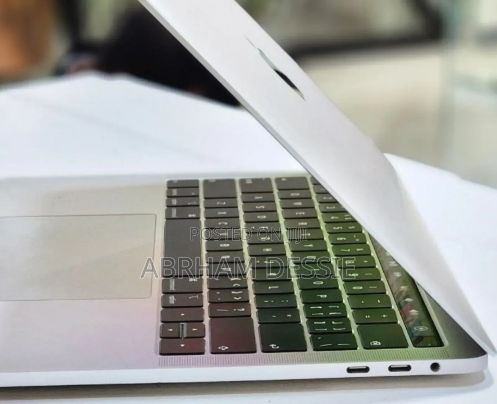 New Laptop Apple MacBook Pro 2018 8GB Intel Core i5 SSD 256GB