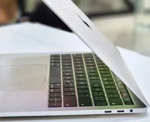 New Laptop Apple MacBook Pro 2018 8GB Intel Core i5 SSD 256GB