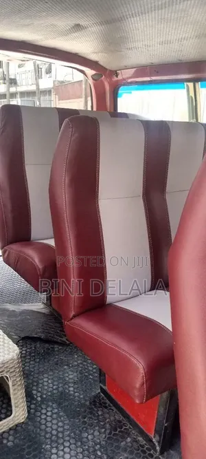 Toyota HiAce 2000 Red