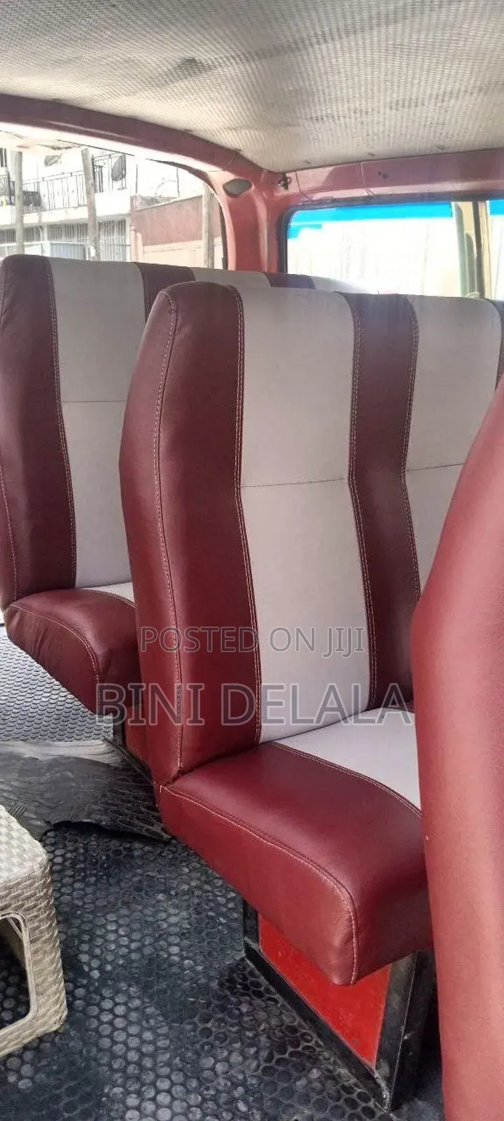 Toyota HiAce 2000 Red