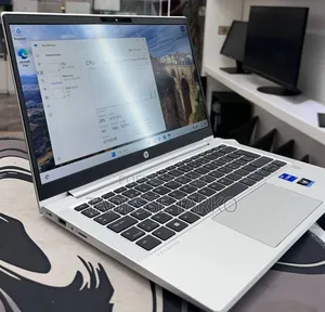 New Laptop Apple MacBook Pro 2018 8GB Intel Core i5 SSD 256GB