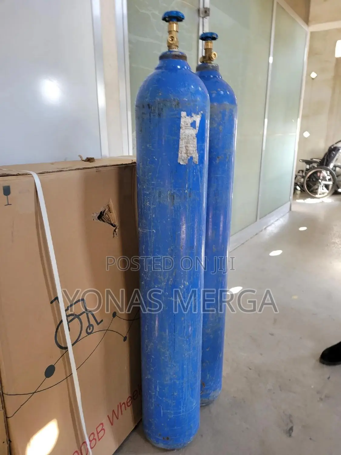 Oxygen Cylinder羊嚟50-Liter Tanks, Depending on Patients Needs.