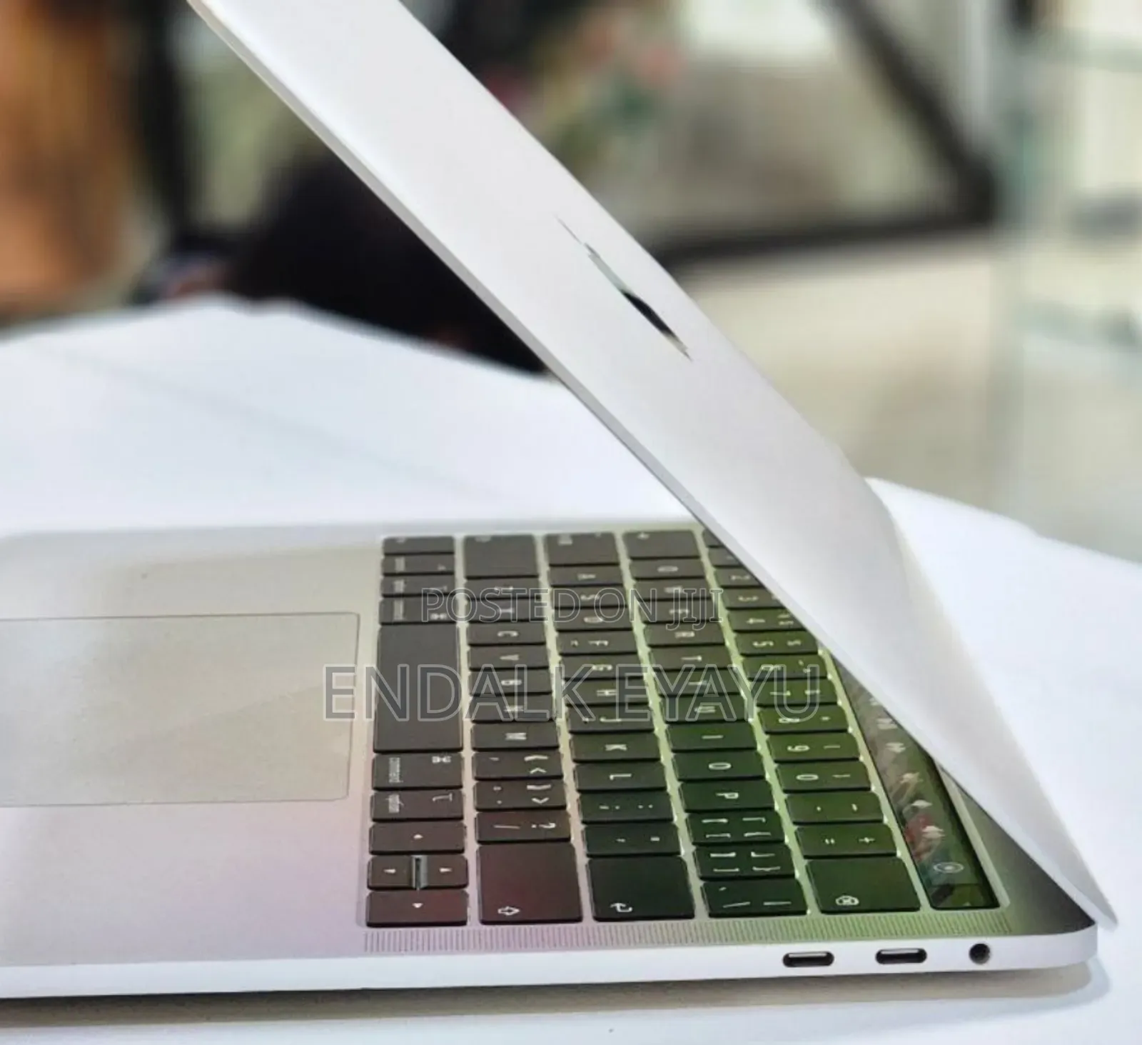 New Laptop Apple MacBook Pro 2018 8GB Intel Core i5 SSD 256GB