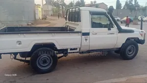 Toyota Land Cruiser 2011 White