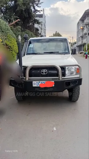 Toyota Land Cruiser 2011 White