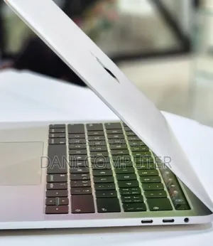 New Laptop Apple MacBook Pro 2018 8GB Intel Core i5 SSD 256GB