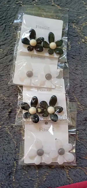 የጀሮጌጥ Mandi Jewelery