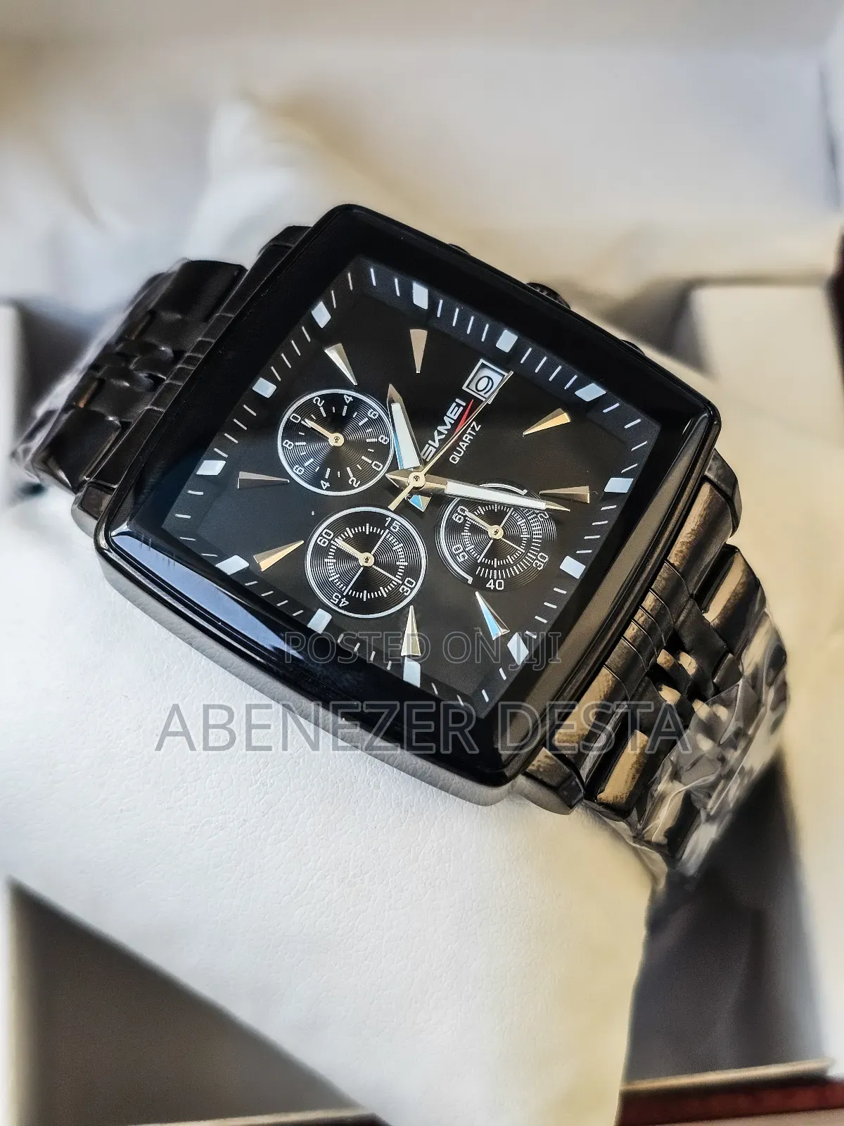 Skmei 2434 Rectangular Men's Watch Features a Black Dial With Gold