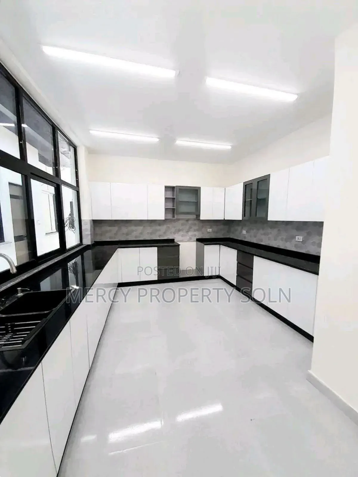 Furnished 8bdrm House in Bole for sale