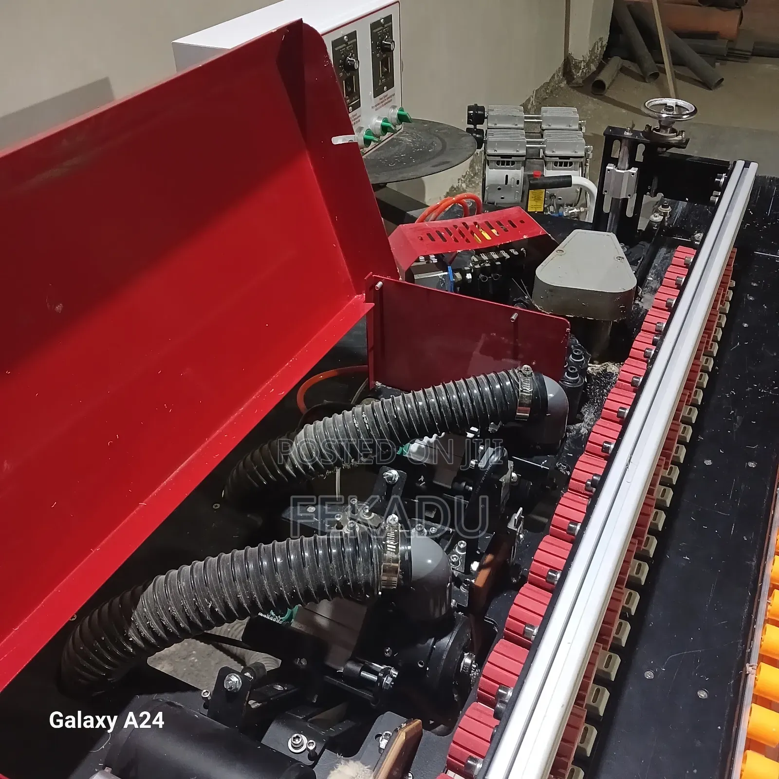 Edge Banding Machine ( ቪነር መለጠፊያ )