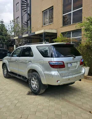 Toyota Fortuner 2.7 RWD 2009 Gold
