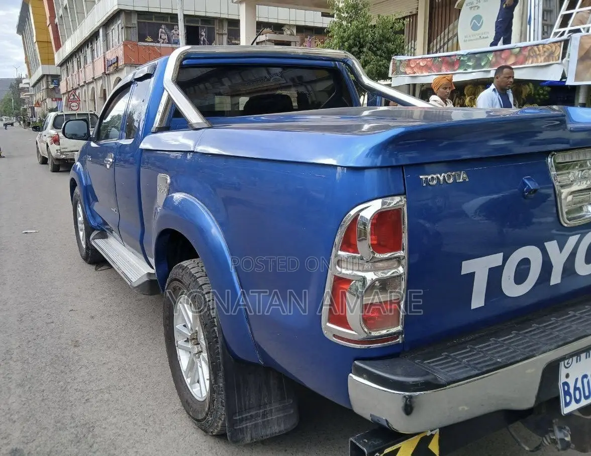 Toyota Hilux 2012 Blue