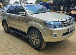 Toyota Fortuner 2009 Gold