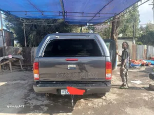 Toyota Hilux 2.5 D-4D 4X4 SRX 2010 Gray