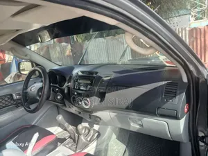 Toyota Hilux 2.5 D-4D 4X4 SRX 2010 Gray