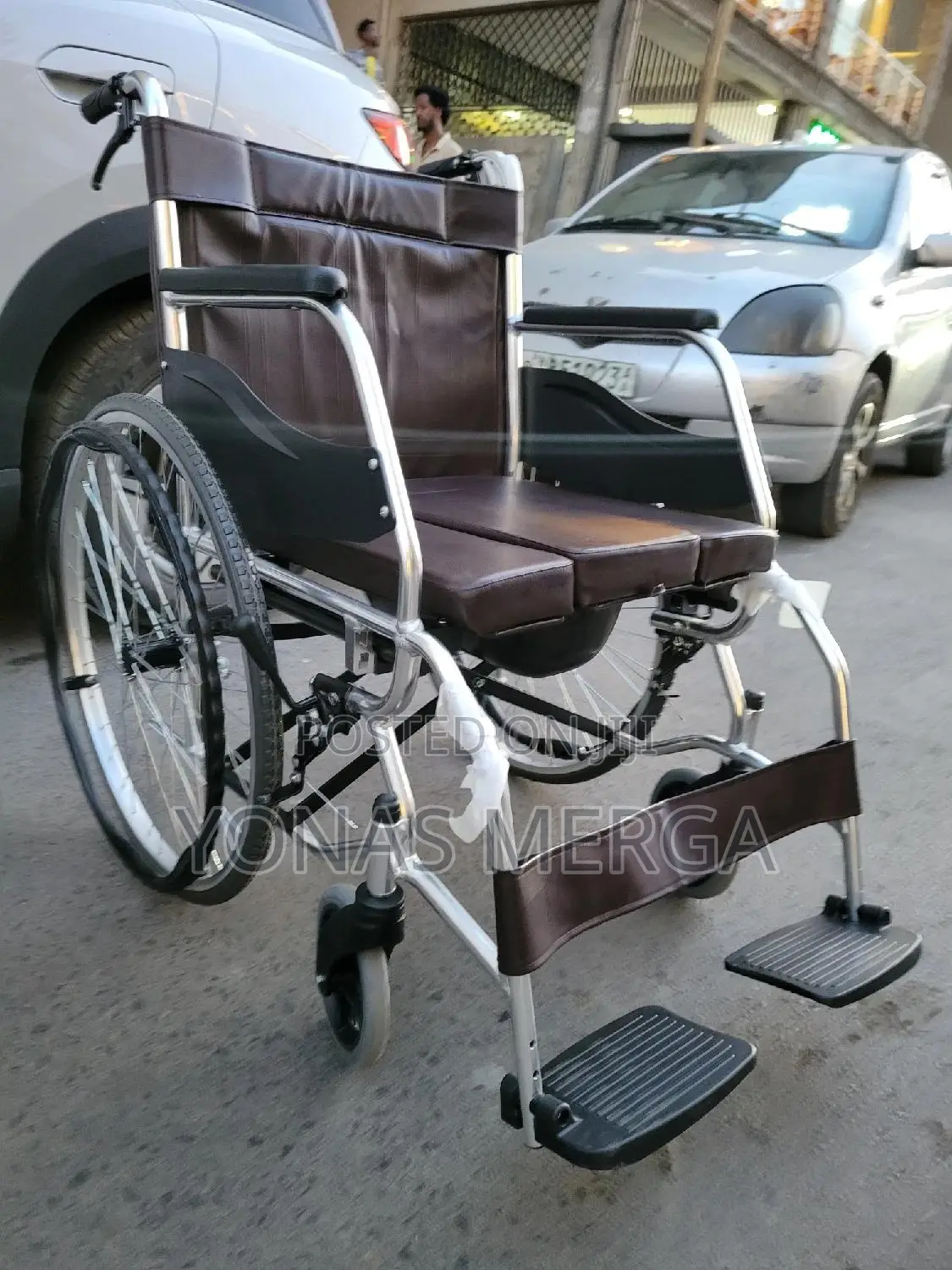 Commode/Pot Wheelchair燜巨wheelchair Weight:13.2kg–Max User Weight:150kg