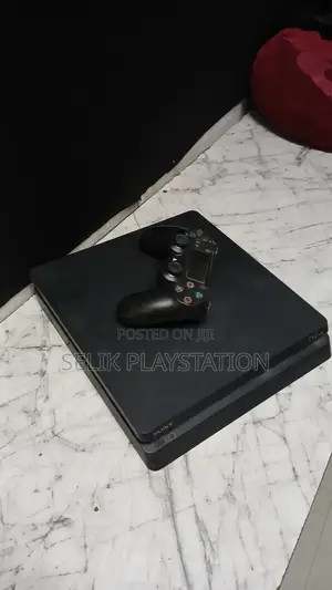 Ps4 Slim ፕሌይስቴሽን 4 እስሊም
