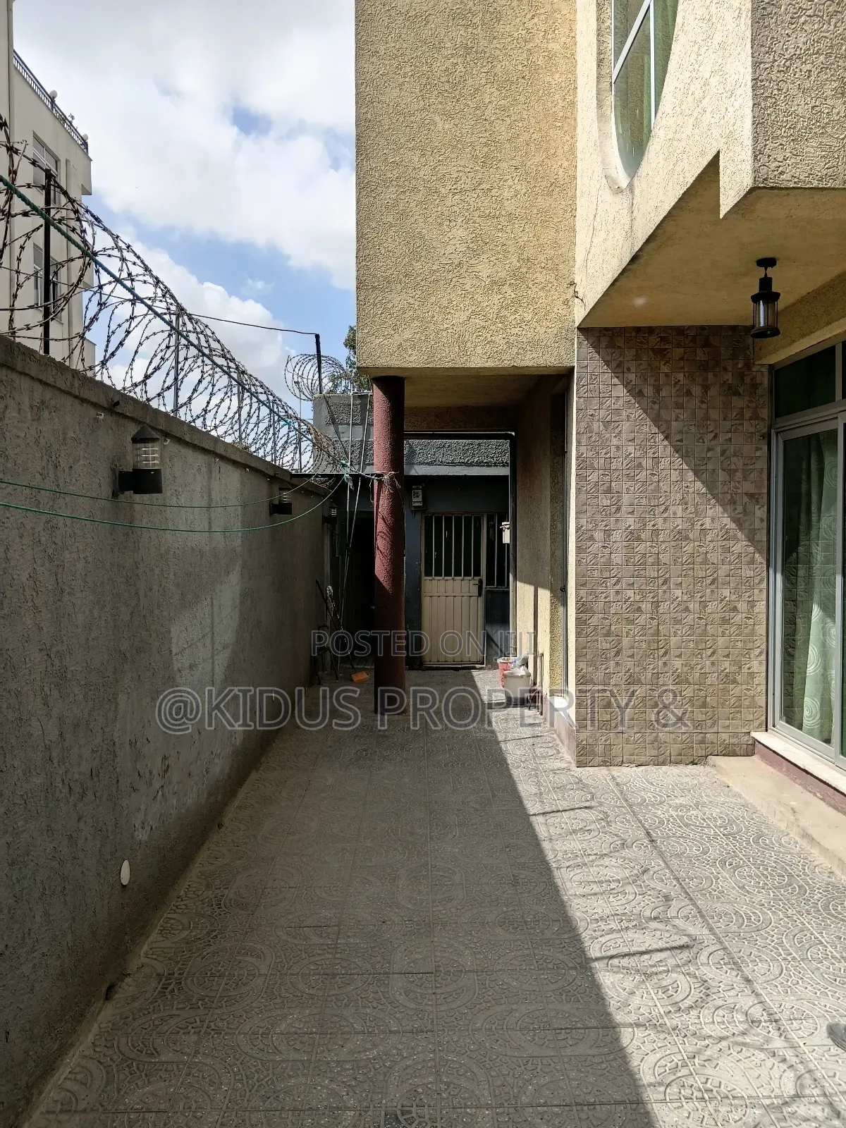 7bdrm Townhouse / Terrace in Nasswe Real State, Nifas Silk-Lafto