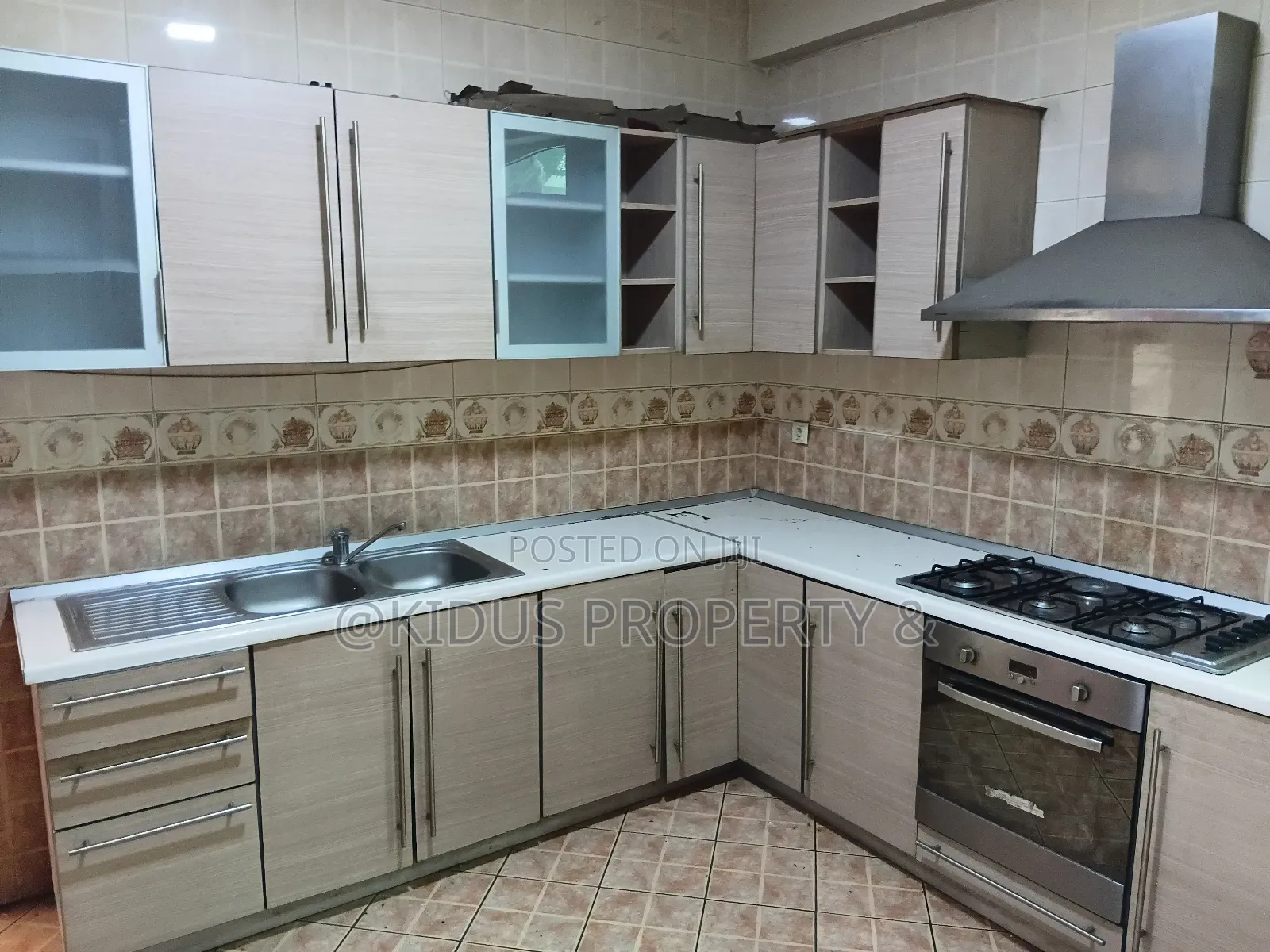 7bdrm Townhouse / Terrace in Nasswe Real State, Nifas Silk-Lafto