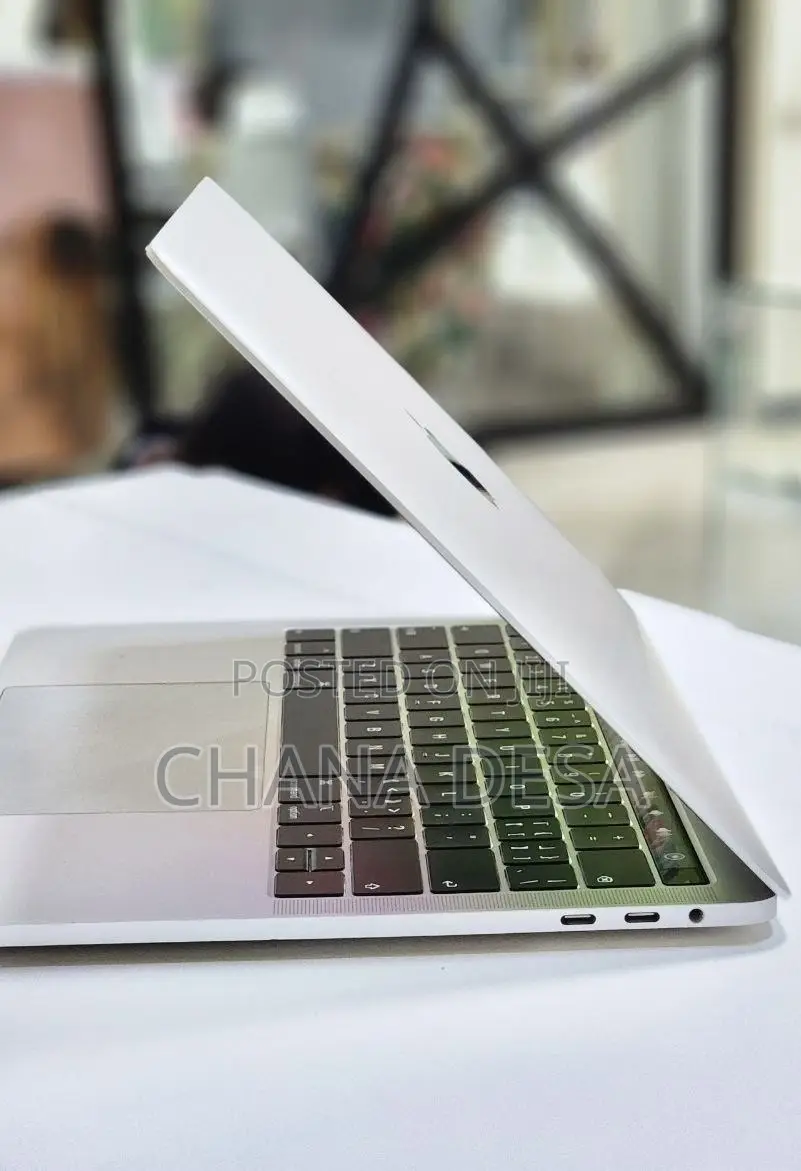 New Laptop Apple MacBook Pro 2018 8GB Intel Core i5 SSD 256GB