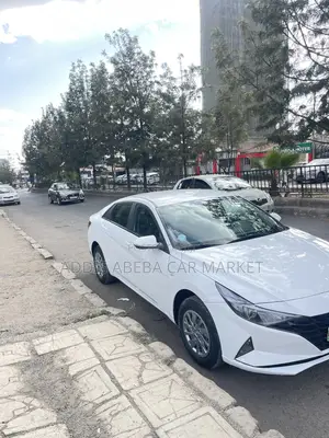 Hyundai Elantra 2022 White