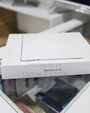 New Laptop Apple MacBook Air 2025 M4 13-inch 16GB Apple M4 SSD 256GB