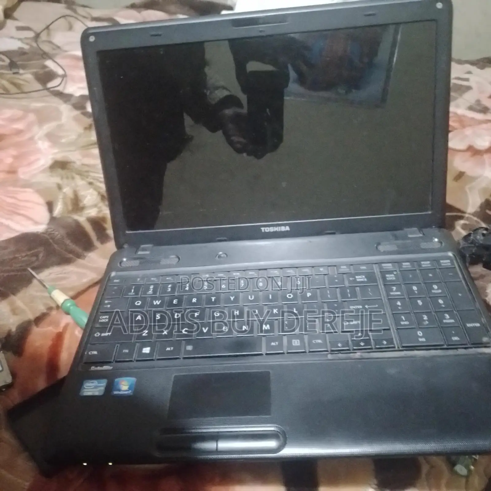 Laptop Toshiba Satellite C665 4GB Intel Core i3 HDD 320GB