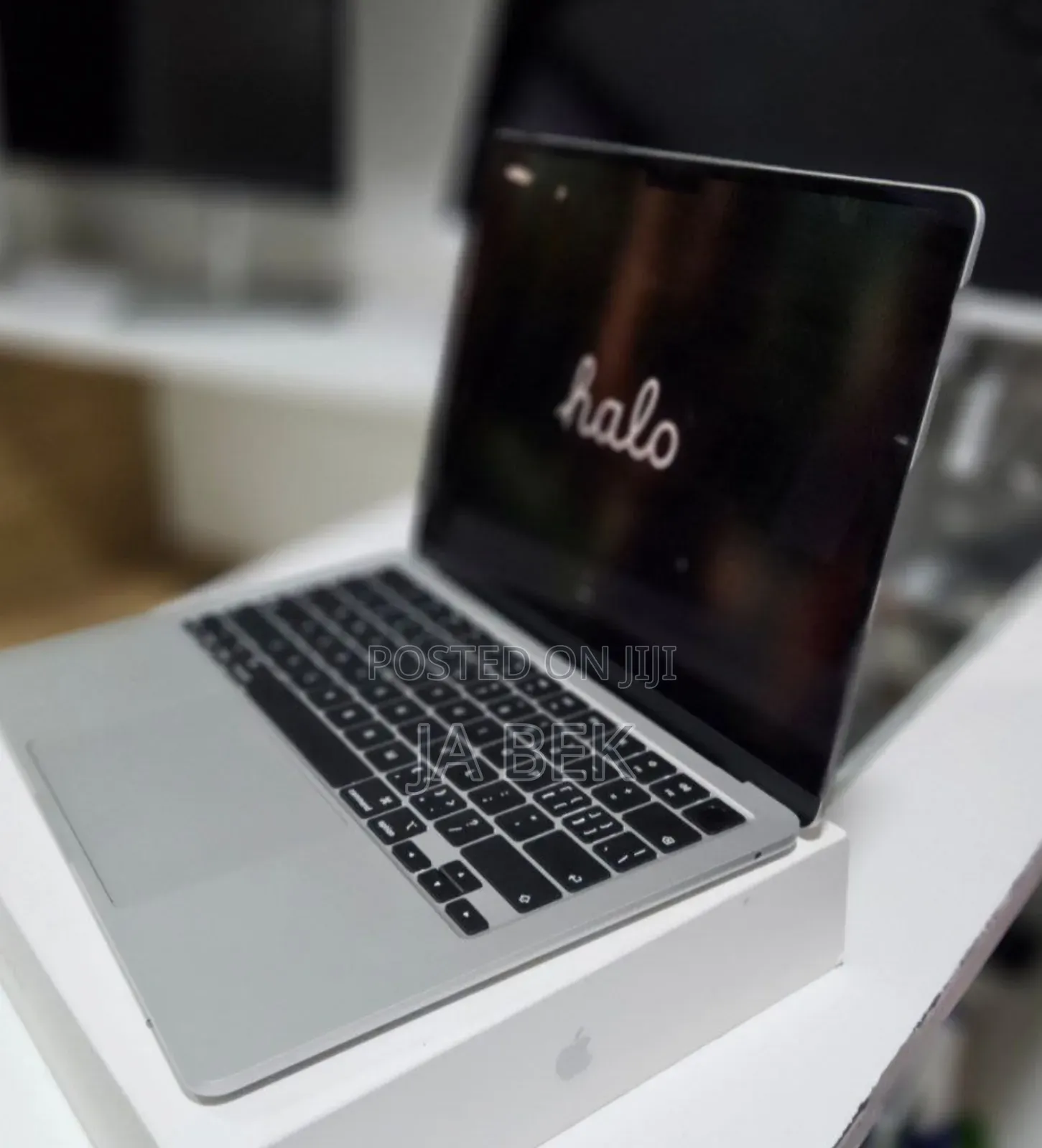 New Laptop Apple MacBook Air 2025 M4 13-inch 16GB Apple M4 SSD 256GB