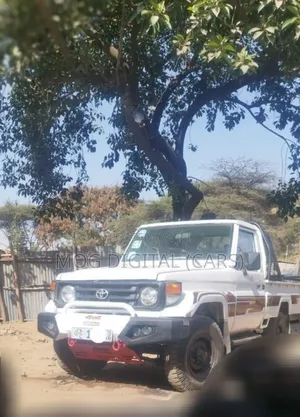 Toyota Land Cruiser 75 Pickup 1986 White