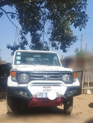 Toyota Land Cruiser 75 Pickup 1986 White