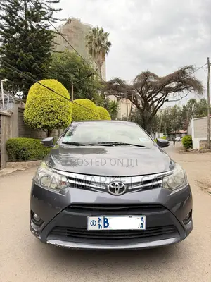 Toyota Yaris SE Hatchback 5dr 2016 Gray