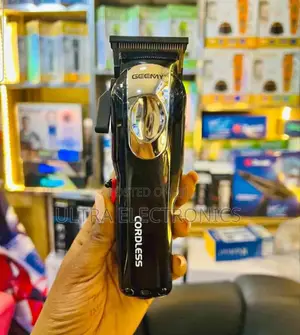የፀጉር ማሽን Geemy Gm-805 Is a Professional Rechargeable Hair Clipper