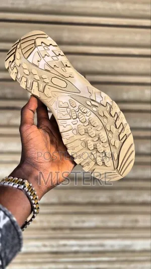Men Shos Chekich Armour