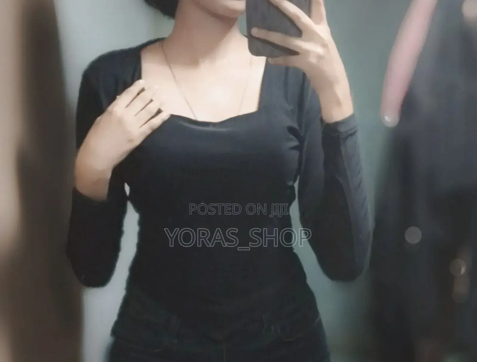 Black Crop at Yoras_shop