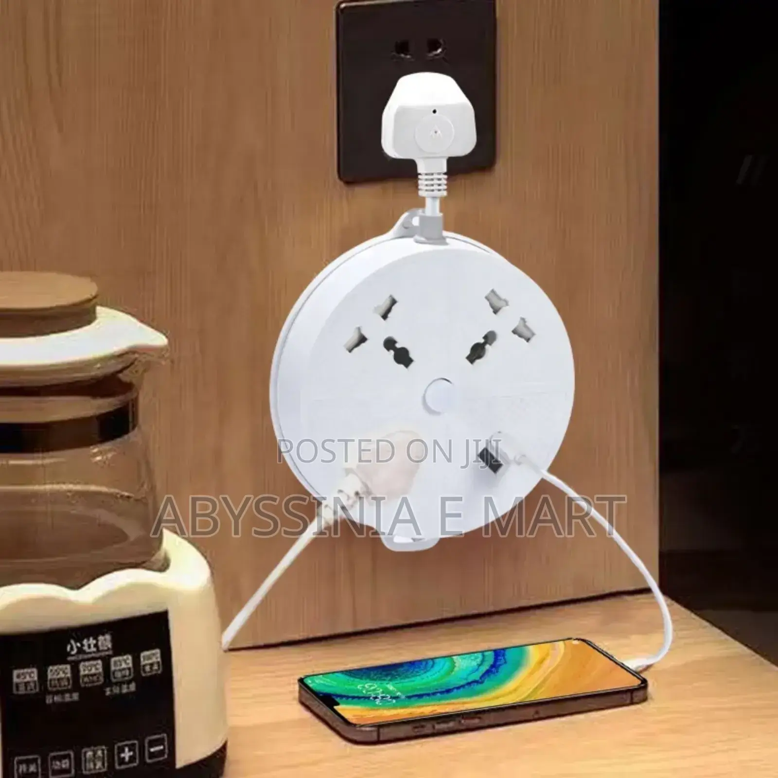 Wall-mountable Retractable Power Strip