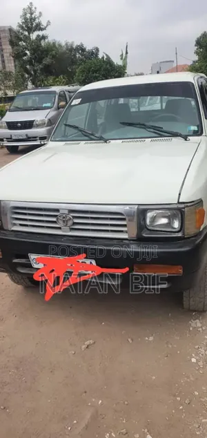 Toyota Hilux 1998 White