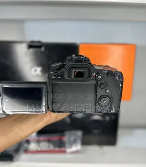 90d 18-135mm DSLR Cameras